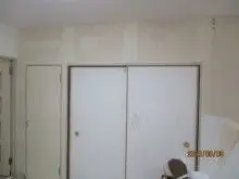 白一色のお部屋をアクセントクロスで模様替え