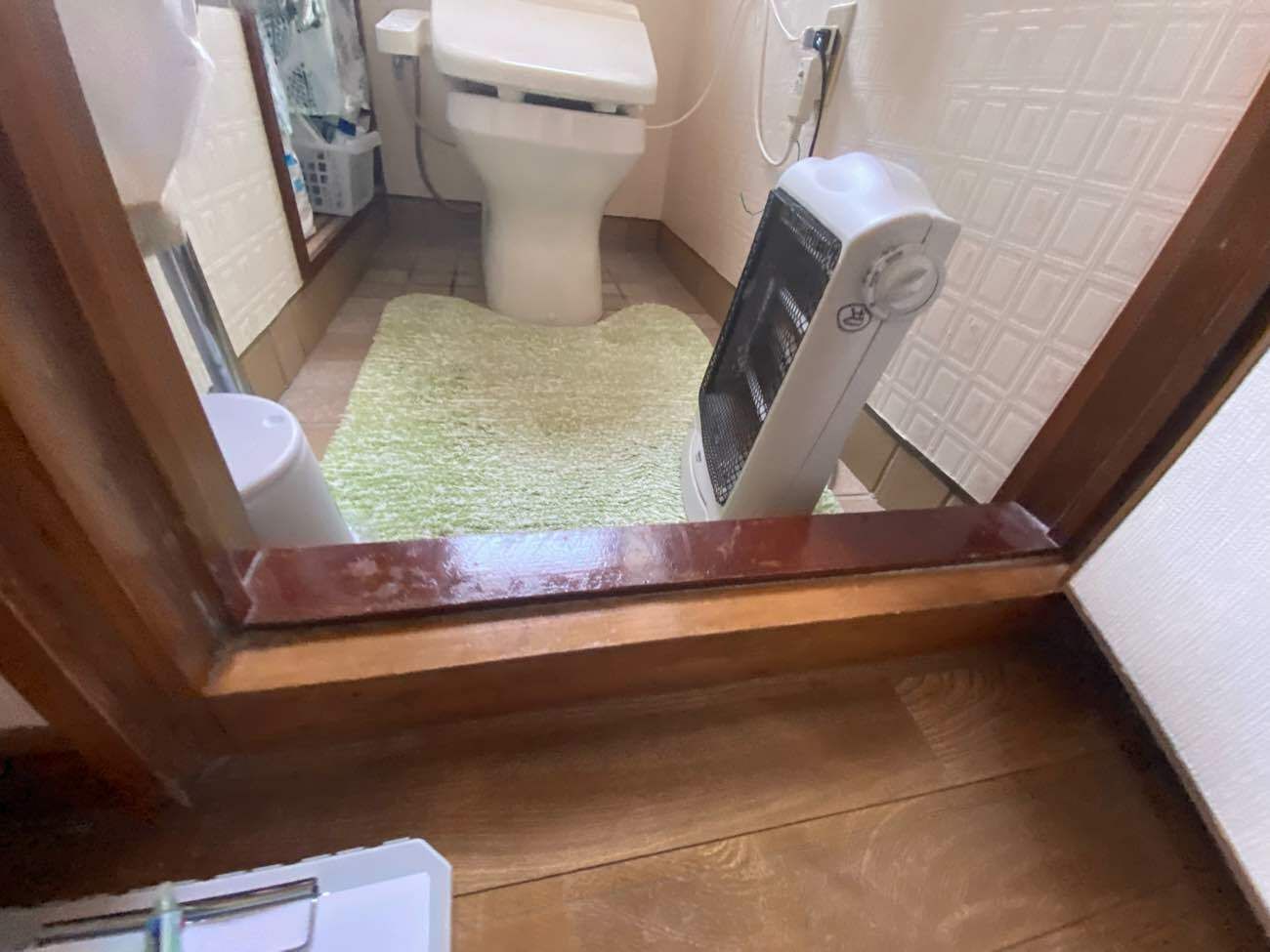 トイレ交換に伴いクロス・フローリングも張り替え