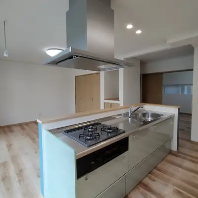 マリンブルーのアイランドキッチン