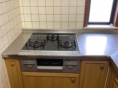 キッチンの高さ変更・既存タイルとコンクリート壁の撤去