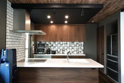 木目とタイルが調和する家。三世代の希望を叶えたリノベーション