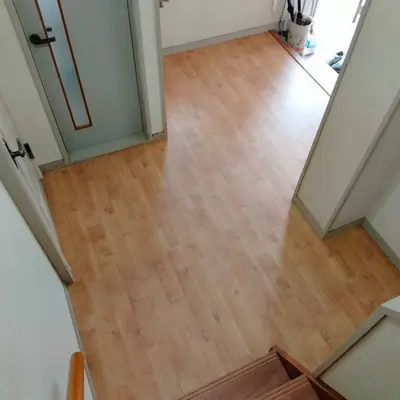 急階段や既存カーペットが古くて不衛生