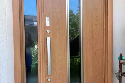 玄関ドアの交換、テラス囲いの設置