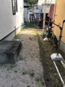 犬に配慮して敷地対策として隣接フェンスを設置