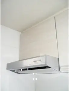 明るい木目調のキッチン、一体型のシンクでお手入れ簡単