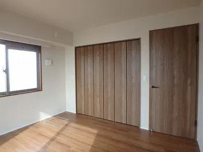 木目調を基調としたモダンでオシャレな空間