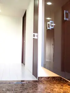 黒を基調としたモダンでシックな雰囲気の空間