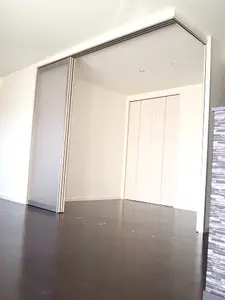 黒を基調としたモダンでシックな雰囲気の空間