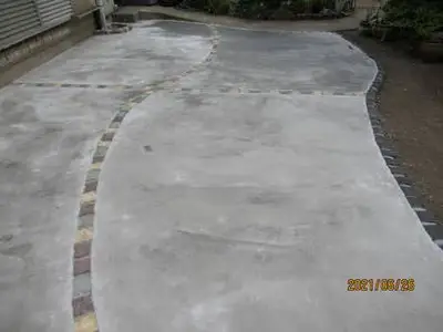 土の庭からコンクリートへ