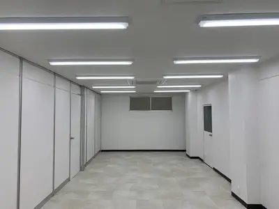 空き店舗改装　白を基調とした明るい清潔感のある事務所に