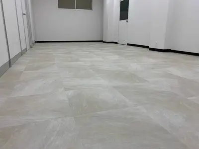 空き店舗改装　白を基調とした明るい清潔感のある事務所に