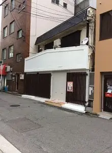 焼き鳥店をシンプルモダンな装いに仕上げ