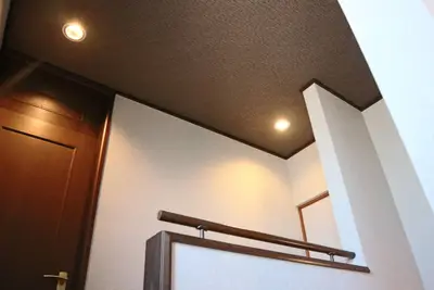 クロス張替とヒノキ無垢材の造作照明、スリット間仕切り