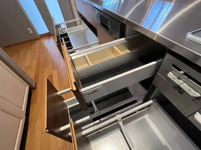 お洒落な無垢扉のキッチン