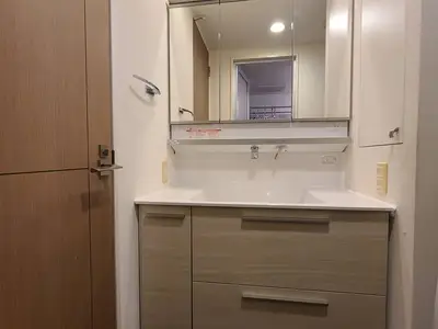 自動水栓で快適な洗面台に。