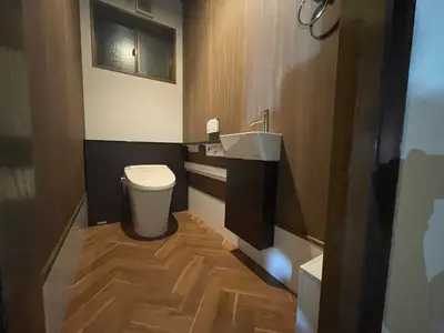 ダークトーンの落ち着いた空間へ