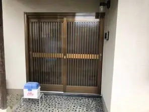 古風な木製玄関引戸からアルミ製に