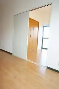 間仕切り壁に採光窓を設けて部屋を明るく