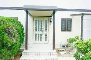 塗装が剥げている玄関ドアを取り換え