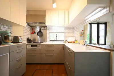 タイル貼の明るくデザイン性の高いキッチン