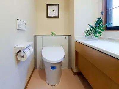 スッキリとしたトイレ空間・水撥ねに配慮したタイル