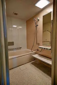 跨いで入浴しやすい高さの浴槽に変更