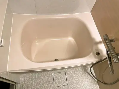 淡い色使いで優しい印象のバスルーム