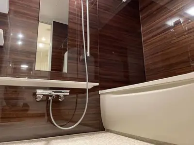 高級感を全面光沢ウッド調パネルで演出