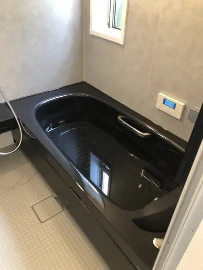 長風呂が楽しめる浴室とすっきりとして洗面台