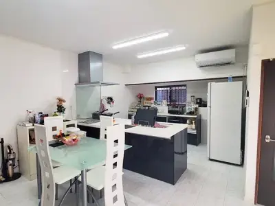 モノトーンにこだわった内装・水回り3点をリクシルで統一