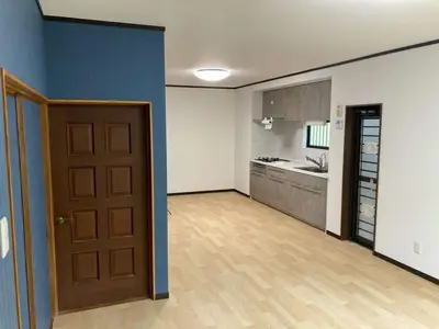 青色のアクセントクロスが映える内装リフォーム