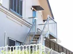 外階段をつけて2階をサロンに