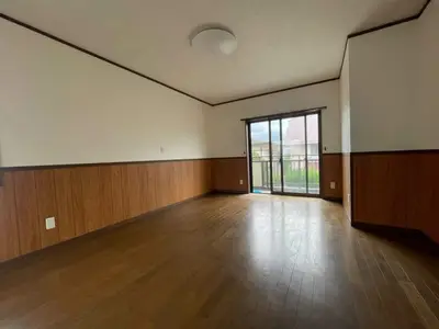 腰高で壁を区切り明るい空間に