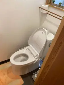 タイルで暗い雰囲気の内装をホワイトで明るく