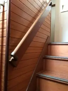 握っても滑りにくい樹脂製手すり