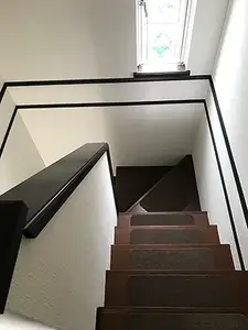 カーペットからフロア変更で階段を明るく
