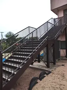 外階段を再度塗装・アクセントとして裏をピンクに