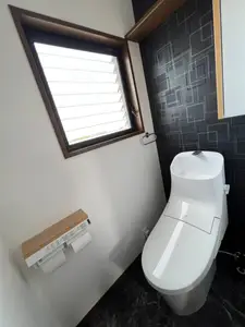 収納たっぷりの洗面台・雰囲気をチェンジしたトイレ