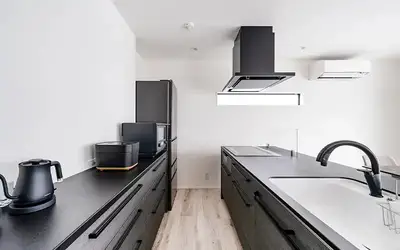 旧家の名残をとどめつつ、最大限の希望を叶えたモノトーンハウス