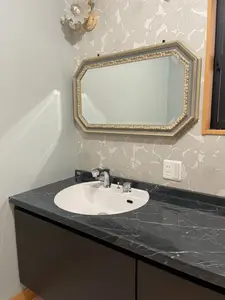 黒のアクセントパネルが素敵な高級感たっぷりの浴室・洗面台