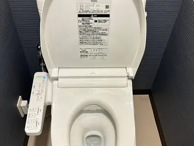２種類の壁紙を上下に配置し理想のトイレになった！