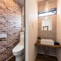 狭い洗面室をトイレと合わせて広くしました