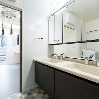 洗面化粧台の鏡を大きくして、朝忙しい時間の短縮をしたい。