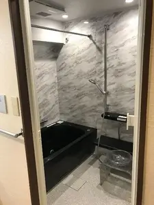 ブラックの浴槽でかっこいい浴室にリフォーム