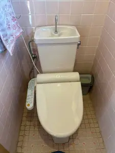 シックな内装に仕上げたトイレ空間