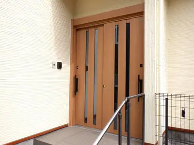 玄関ドアをカバー工法で簡単キレイに取替