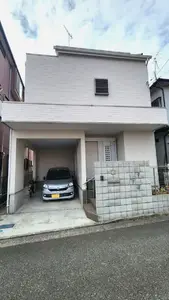 白さ際立つ家