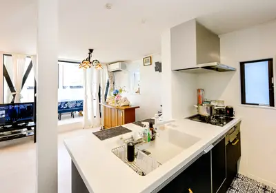 キッチンを対⾯化、それぞれの部屋にテーマを