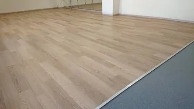 古いフローリングの会議室