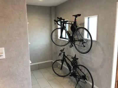 自転車好きなご夫婦の、真ん中にキッチンがある家